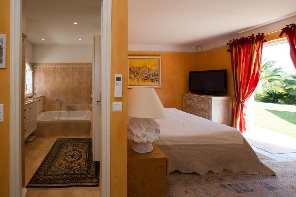 La Tarentane Hotel Grimaud Exterior photo